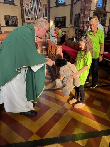 261004 Gezinsviering met dierenzegening