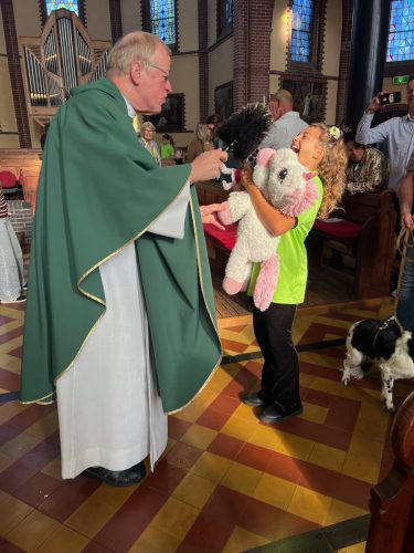 261004 Gezinsviering met dierenzegening