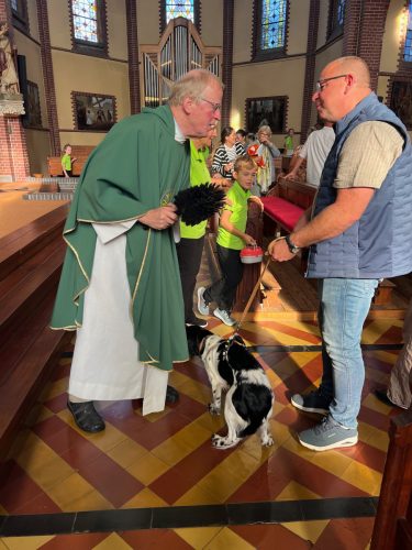 261004 Gezinsviering met dierenzegening
