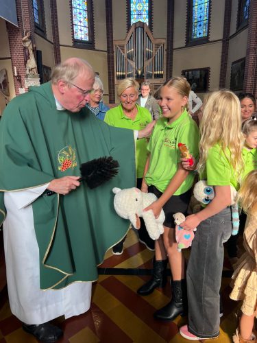 261004 Gezinsviering met dierenzegening