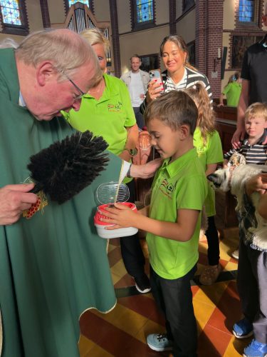 261004 Gezinsviering met dierenzegening