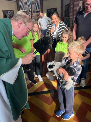 261004 Gezinsviering met dierenzegening